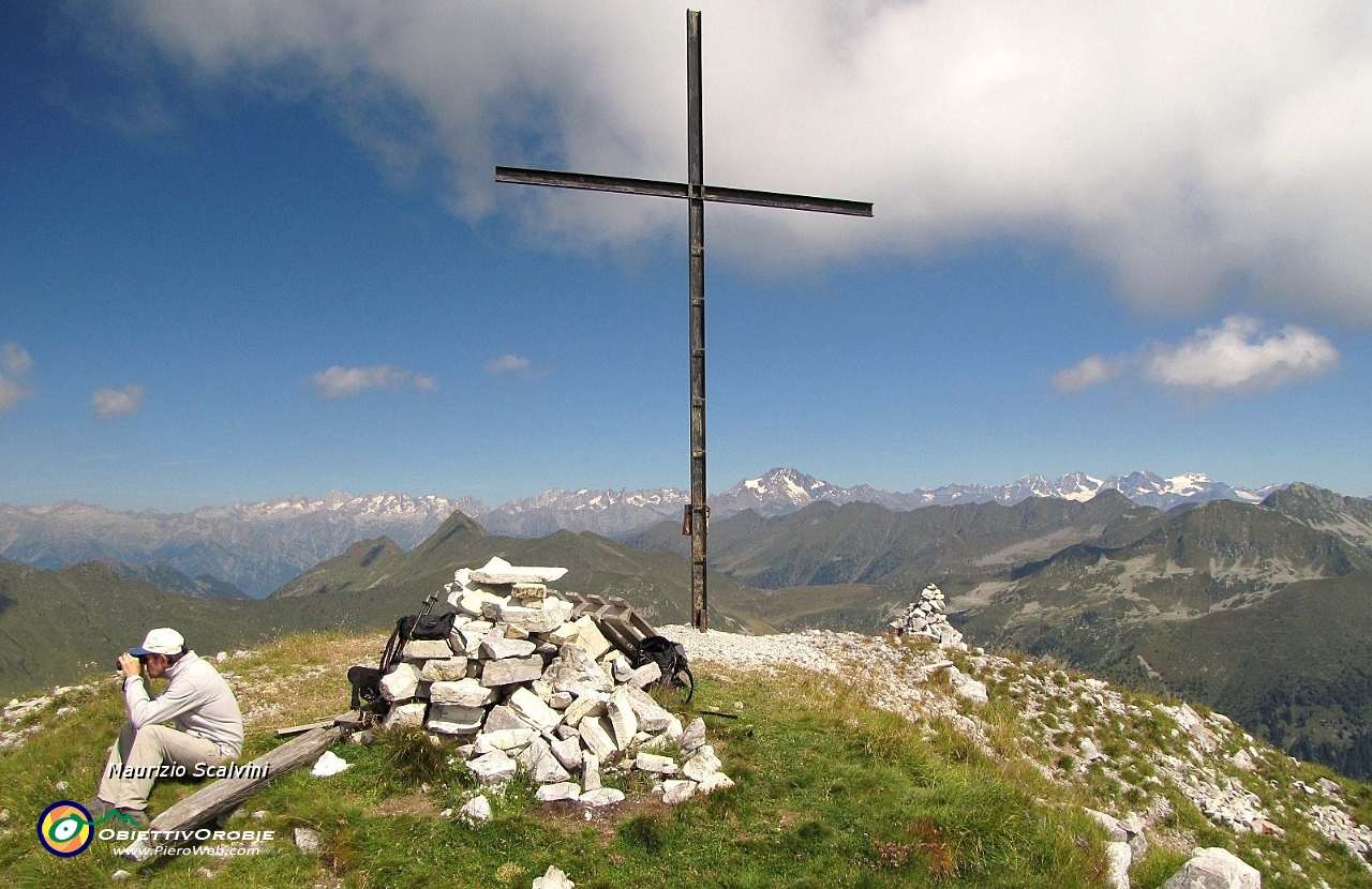 28 Croce di vetta, ci gustiamo i bellissimi panorami del Pegherolo....JPG